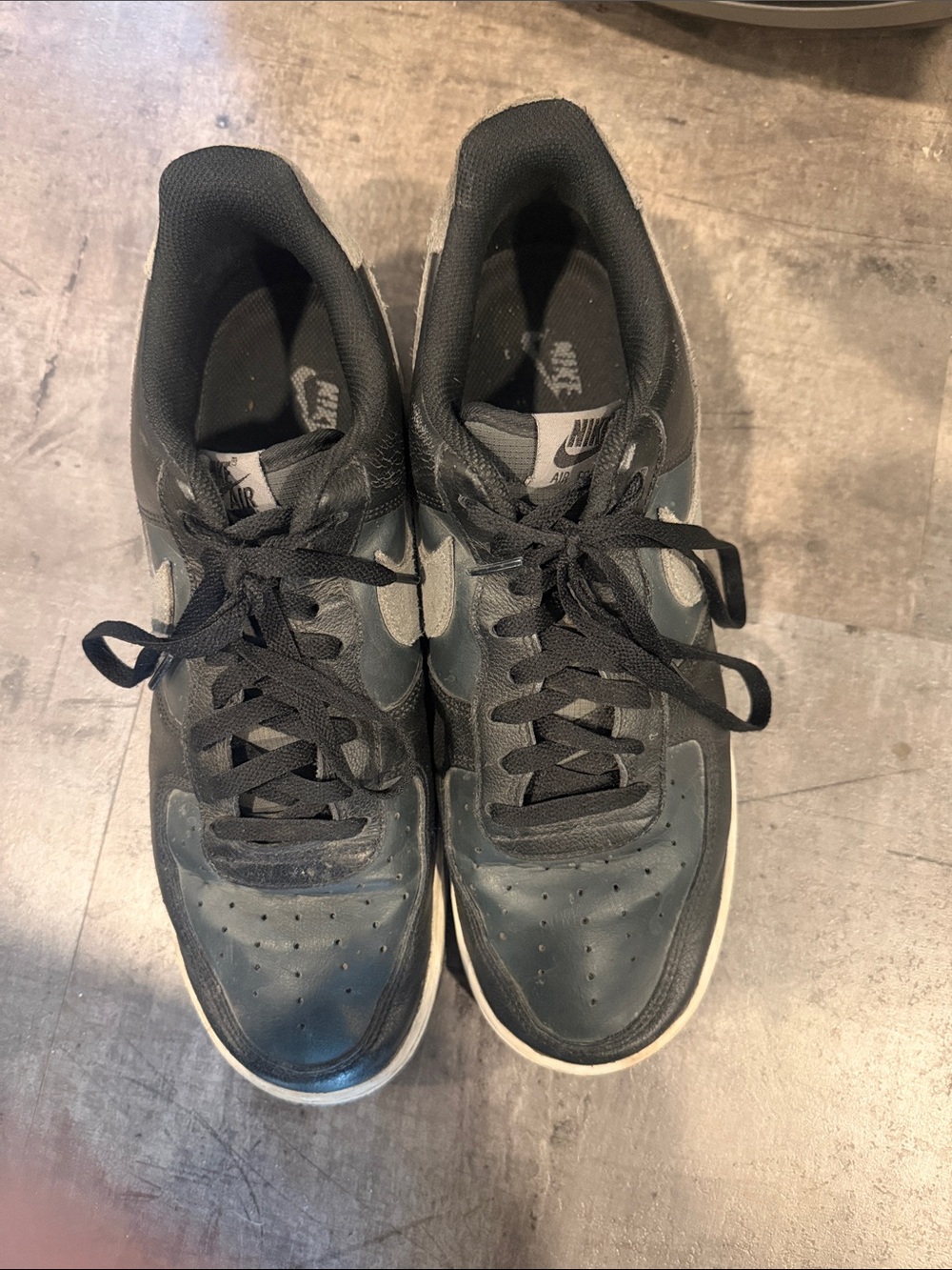 Nike Men's Low-Top Sneakers in Black and Gray - Picture 2 of 5